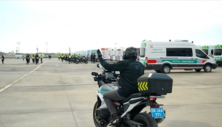 Fotoğraftaki bakanın kim olduğunu asla tahmin edemezsiniz