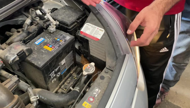 Araç motoruna sıkışan yavru kediyi esnaf sahiplendi