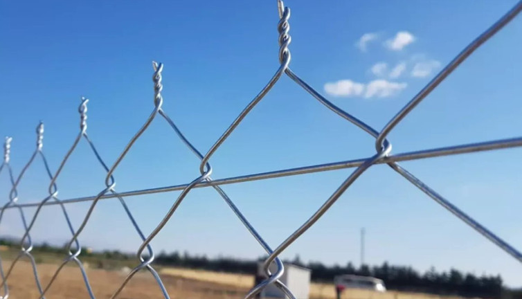 Antalya'da dikenli tele takılan koluna 23 dikiş atıldı