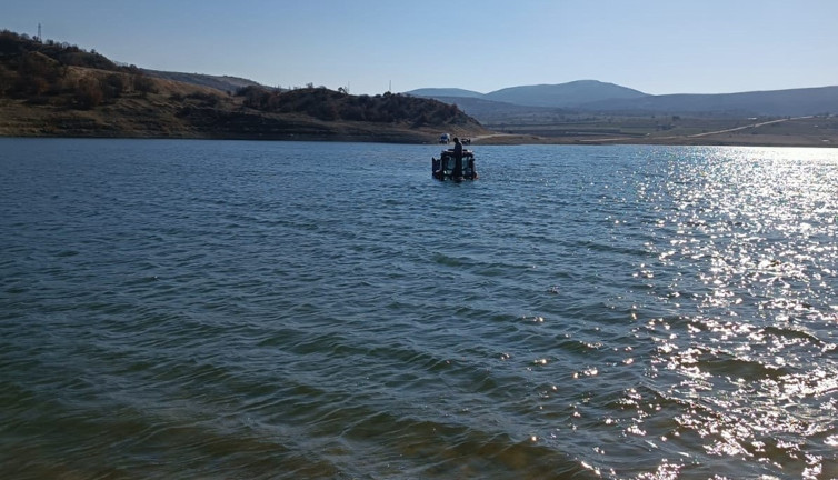 Baraj göletinde mahsur kalan 2 kişi kurtarıldı