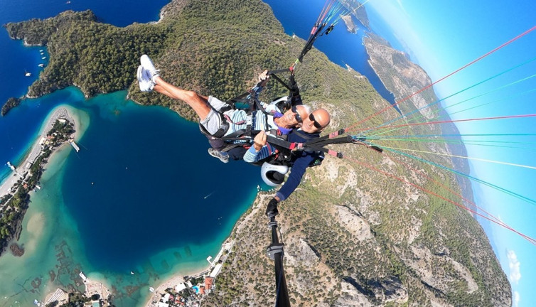 Fethiye Babadağ’da 80’lik çift paraşütle uçtu