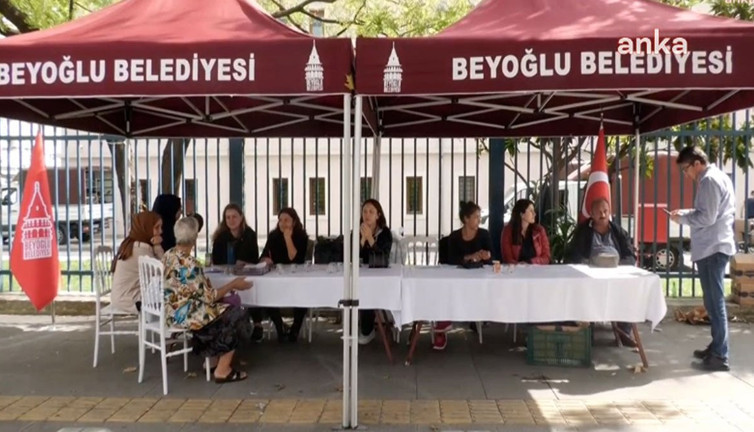 Kaymakamlık binasından çıkarılan Beyoğlu Belediyesi kaldırımda çalışmaya başladı