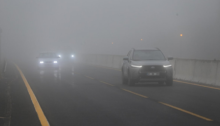 Bolu Dağı'nda sis etkili oldu. Görüş mesafesi 35 metreye düştü