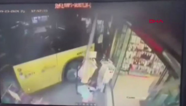 Bayrampaşa’da faciadan dönüldü! İETT otobüsü gelinlik mağazasına daldı