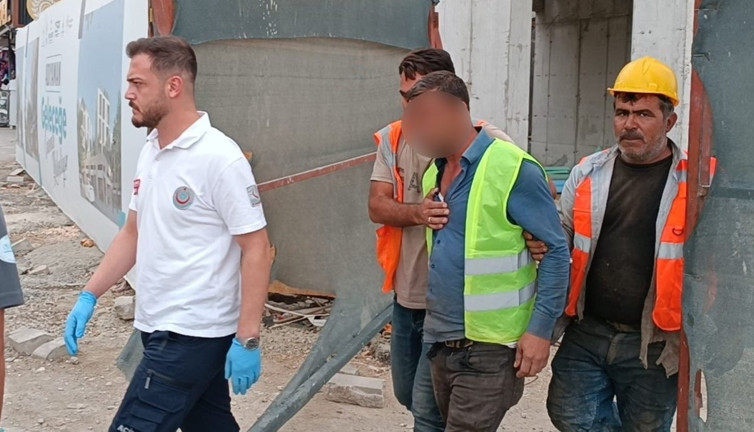 Adıyaman'da boğazına demir parçası çarpan işçi yaralandı