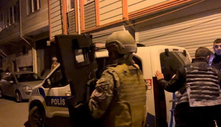 Eski boksör polislere silah çekti. Mahalleyi özel harekat bastı