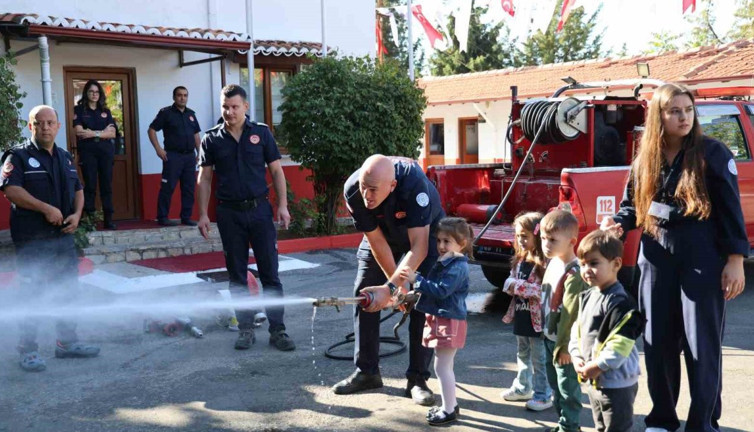 İtfaiye Haftasında miniklere itfaiye eğitimi