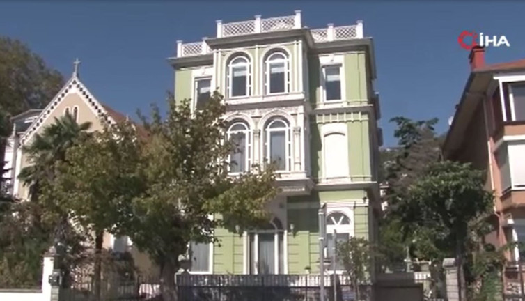 Sarıyer'deki yol yalısı rekor fiyata satılık. 11 oda, 2 salon ve 5 banyo var