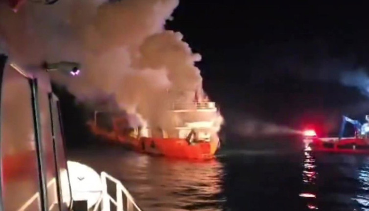 İstanbul'da bir gemi alev alev yandı