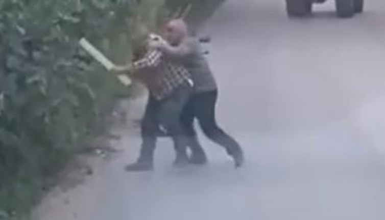 Sürücülerin sopalı yol kavgası