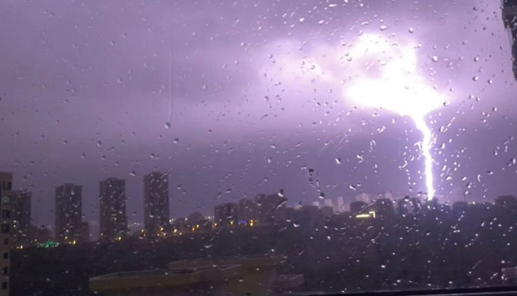 İstanbul'u şimşekler aydınlattı. Yağışın kaç gün süreceği belli oldu