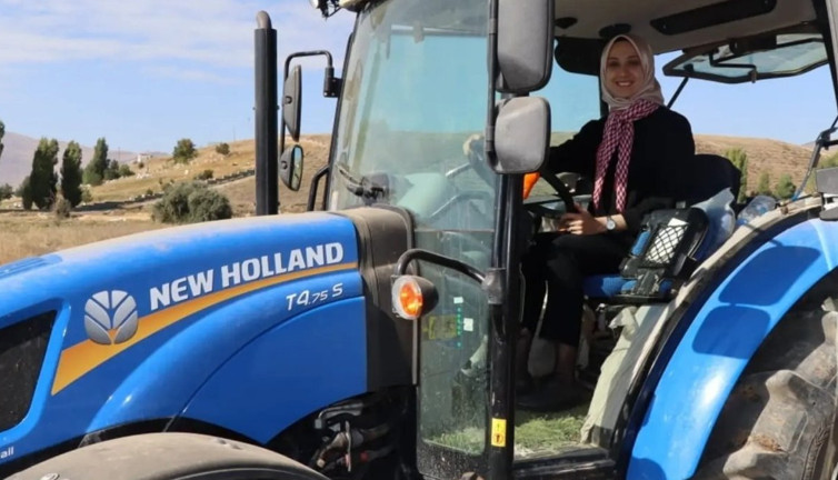 Erzincan'ın Tercan ilçesi kaymakamı traktör binip patates hasat etti