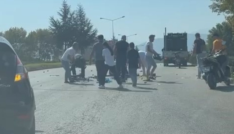 İnegöl'de sürücülerden örnek davranış! Kamyonetten düşen armutlar için seferber oldular