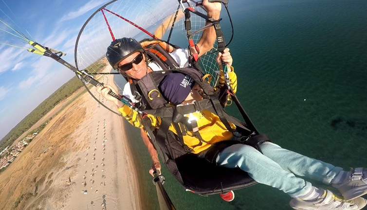 Saroz Körfezi'nde paramotorla uçan minik Eren uyuyakaldı: O anlar böyle görüntülendi