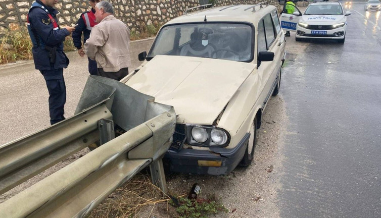 Sakarya-Bilecik yolunda kaza: Otomobil Bariyerlere Çarptı