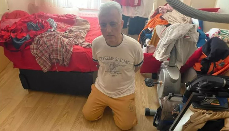 8 yıldır aranan FETÖ’nün kilit ismi eski hakim Mustafa Karatay kıyafetlerin arasında saklanırken yakalandı
