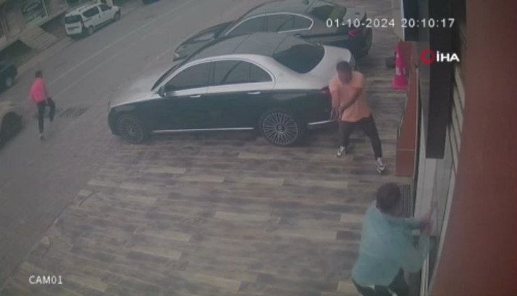 Beylikdüzü’ndeki borç kavgasında silahlar konuştu: Saldırı anı kamerada