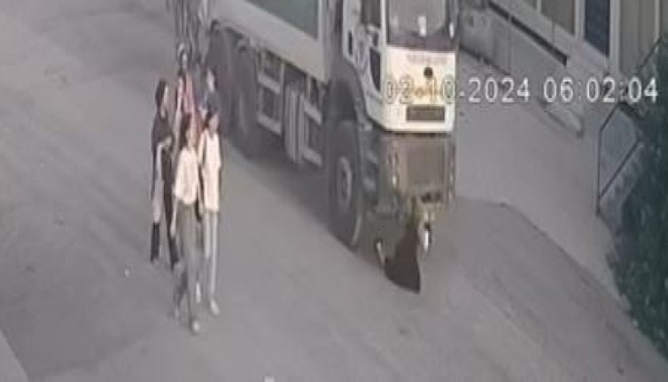 Kadını çöp kamyonunu ezdi