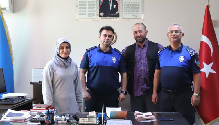 Temizlik görevlisi parkta bulduğu 40 bin lirayı sahibine ulaştırdı. İnsanlık ölmemiş dedirten hareket