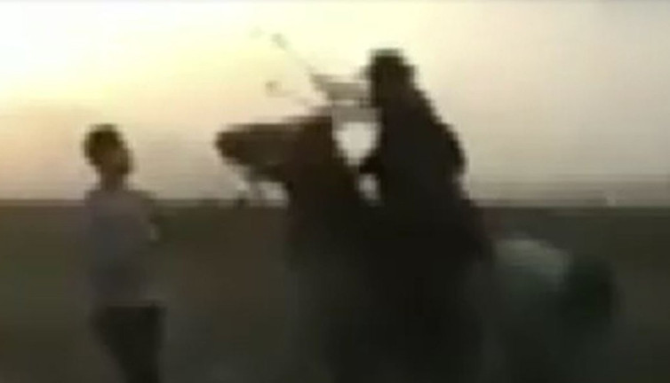 Atlarla aracın önünü kesip aileden haraç istediler. Çocukların ağlama sesi yürekleri parçaladı