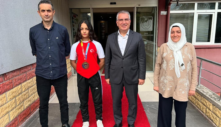 Esmanur, bilek güreşinde dünya 3'üncüsü oldu