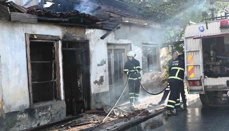 Bozüyük'te yangın: Bina tamamen harabeye döndü