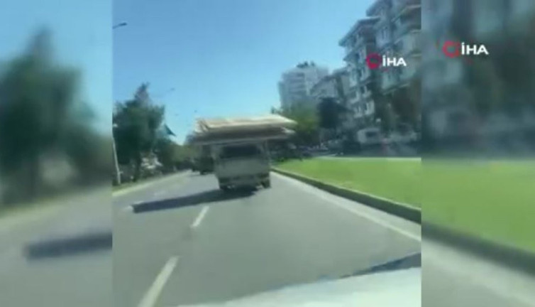 Trafikte 'pes' dedirten görüntü! Yolun yarısını kaplayarak malzeme taşıdı