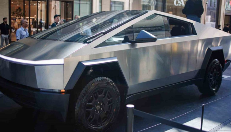 Tesla alelacele 27 bin aracını çağırdı