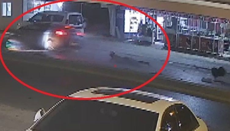 Hatay'ın Antakya ilçesinde motosikletlinin metrelerce uçtuğu anlar kamerada