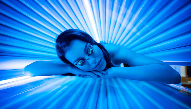 Solaryuma giden açık tenli, sarı saçlılar dikkat! Kanser riskini artırıyor