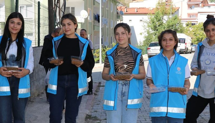 Öğrenciler sokaklara kedi ve köpekler için mama ve su bıraktı