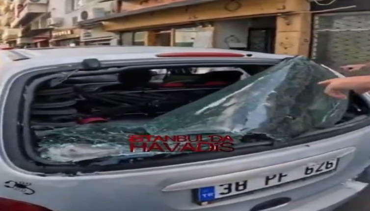 İzmir'de park kavgasında bebekli araca yumruk attı! Küfürler havada uçuştu