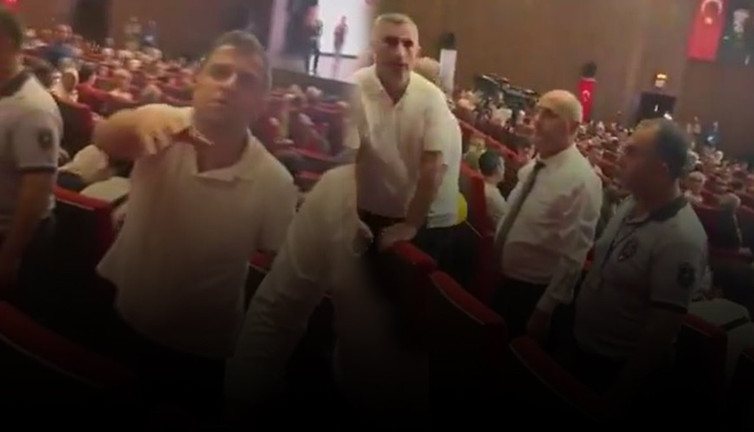 AKP’li üst düzey yöneticiye şok protesto! Apar topar salondan çıkarıldılar