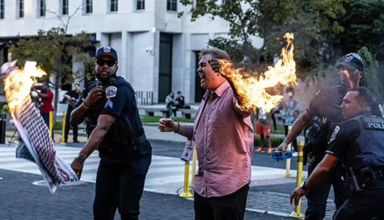 ABD'nin kalbinde Ortadoğu protestosu: Gazeteci kendini ateşe verdi