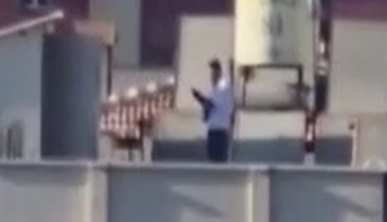 Çatıya çıktı havaya ateş açtı