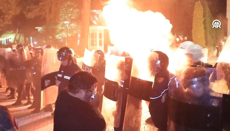 Arnavutluk alev alev yanıyor. On binler sokağa indi