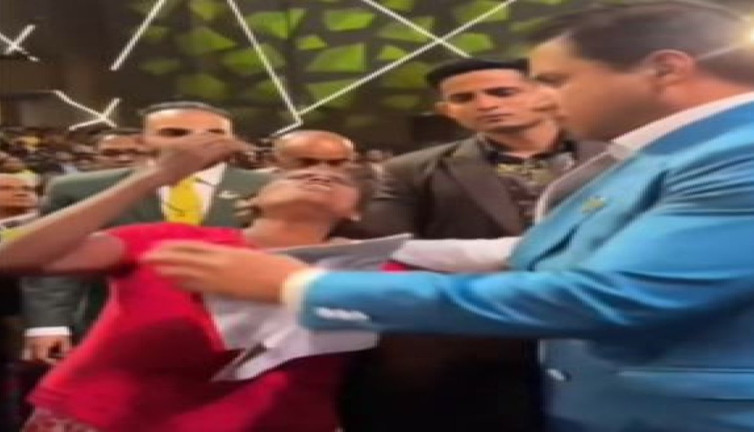 Sri Lanka’da kendisini Peygamber ilan eden Kahin dokunduğu kadını bayılttı