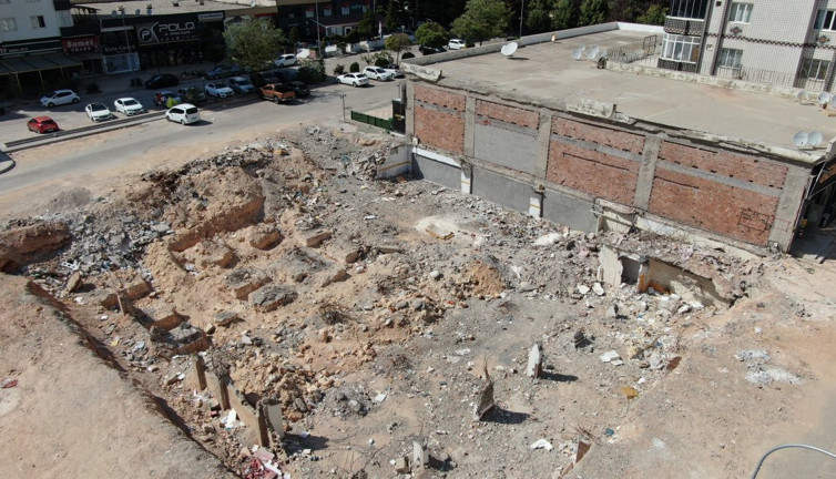 Emre Apartmanı depremde yerle bir olmuştu. Davada mahkeme karıştı