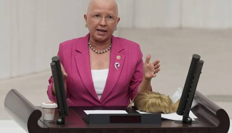 Meclis TV'de skandal! CHP'li vekilin farkındalık hareketini protesto sanıp yayını kesti