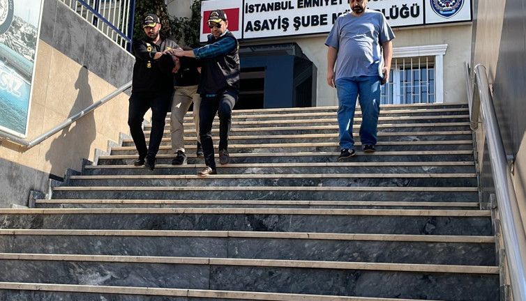 'Polisliğe özendim' dedi. Üzerinden çok sayıda sahte kimlik çıktı