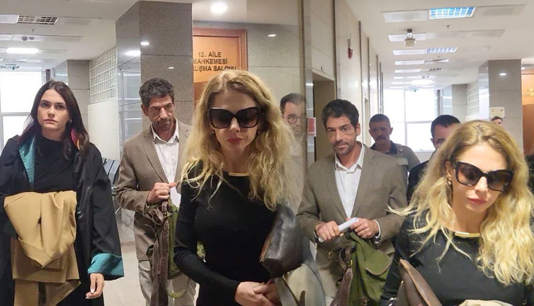 13 yıllık evliliği 10 dakikada bitmişti! Ünlü oyuncu Cemal Hünal özgürlüğünü bakın nasıl ilan etti