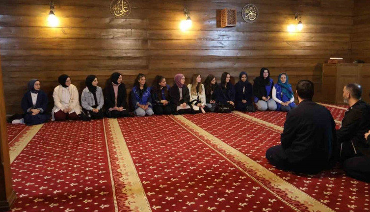 Gençler, tarihi camiyi gezdi