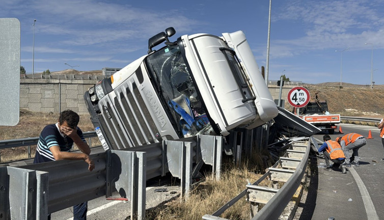 TIR'ını devirdi üzüntüsü yürek parçaladı