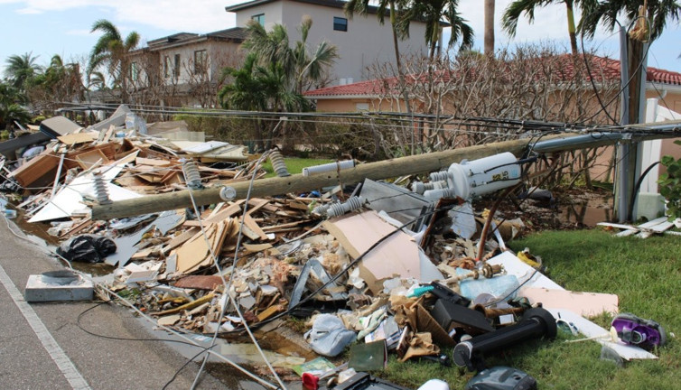 Milton Kasırgası'nda mahsur kalanlara polis yardımı