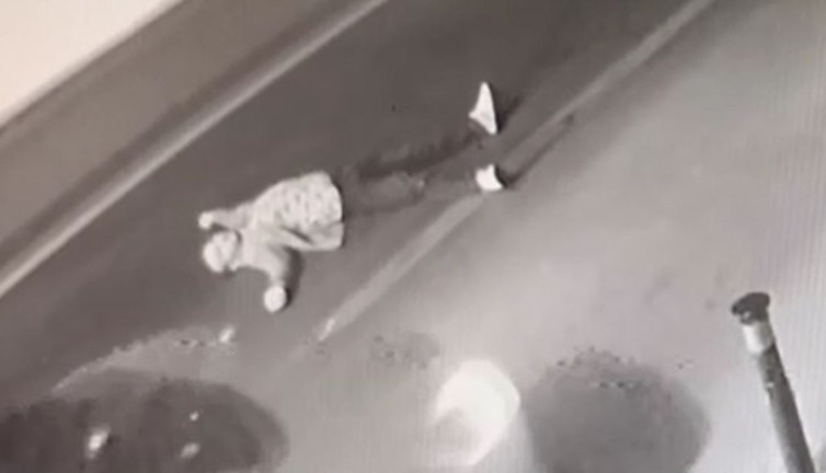 Caddeye yatan adamı araba ezdi