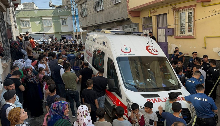 Karısını ve 4 çocuğunu öldürüp canına kıydı. Berber cinnet getirdi