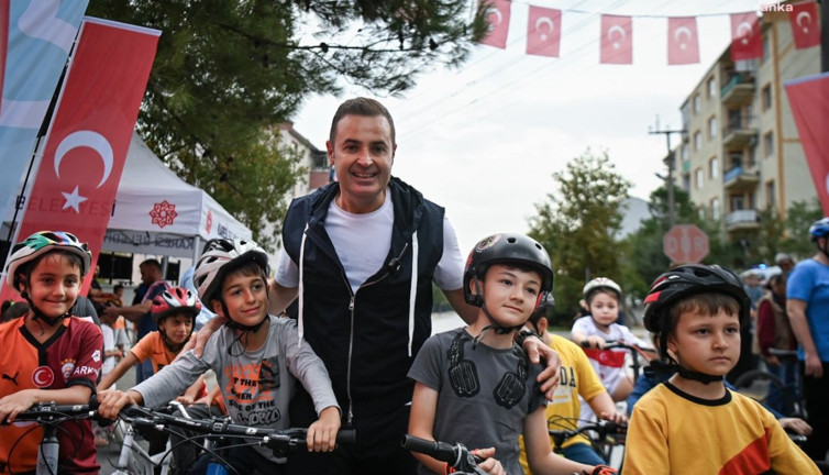 Balıkesir Büyükşehir Belediye Başkanı Akın, çocuklarla pedal çevirdi