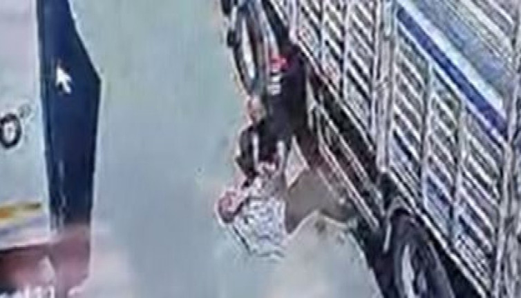 TIR'ların arasında sıkıştı