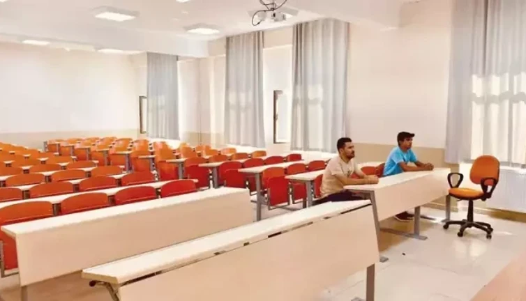 Eğitim fakültesinde boş amfi... 2 öğrenci, 17 hoca var
