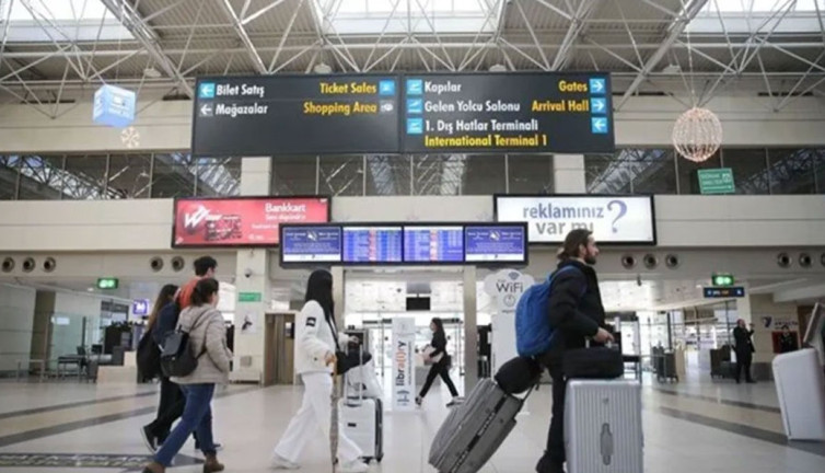 Antalya Havalimanı'nda klozetten bebek çıkarıldı! Yurt dışına kaçmaya çalıştılar